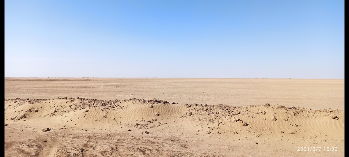 Вот такой ландшафт меня ждал. Красота, простор!!! Как в Волгограде, ток полыни нет!,😃