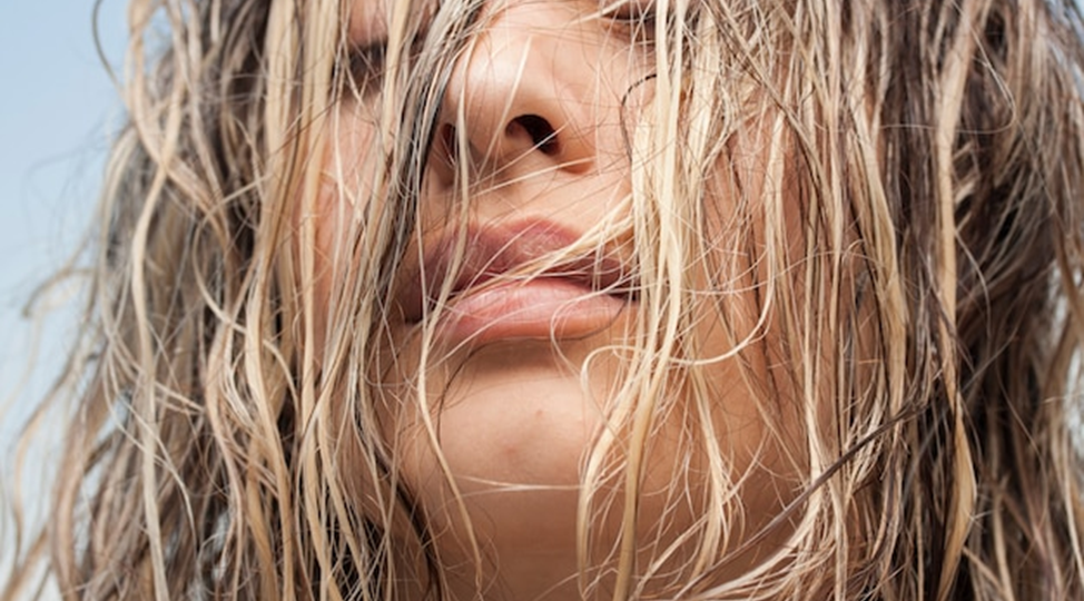 Почему волосы жирные на следующий день после мытья