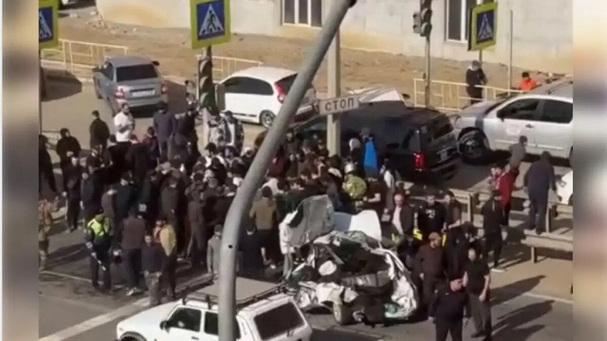    Остатки "лады" после наезда БТР в Махачкале
