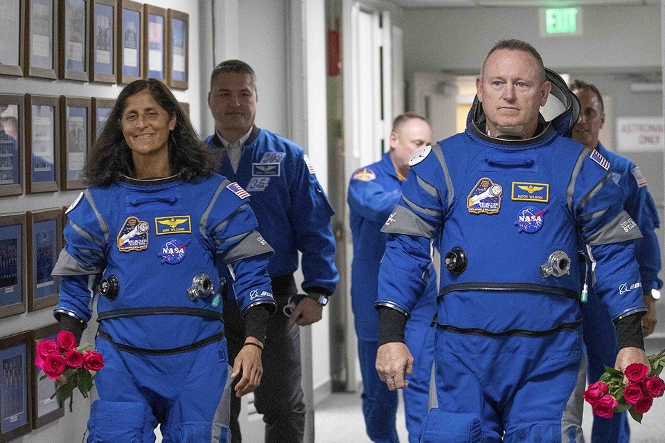    Сунита Уильямс и Бутч Уилмор, которые отправились на МКС всего на восемь суток, вынуждены оставаться на орбите более девяти месяцев. REUTERS