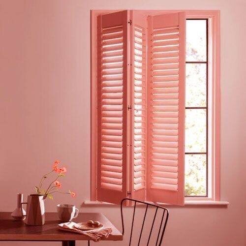 Шаттерсы смелого кораллового цвета.