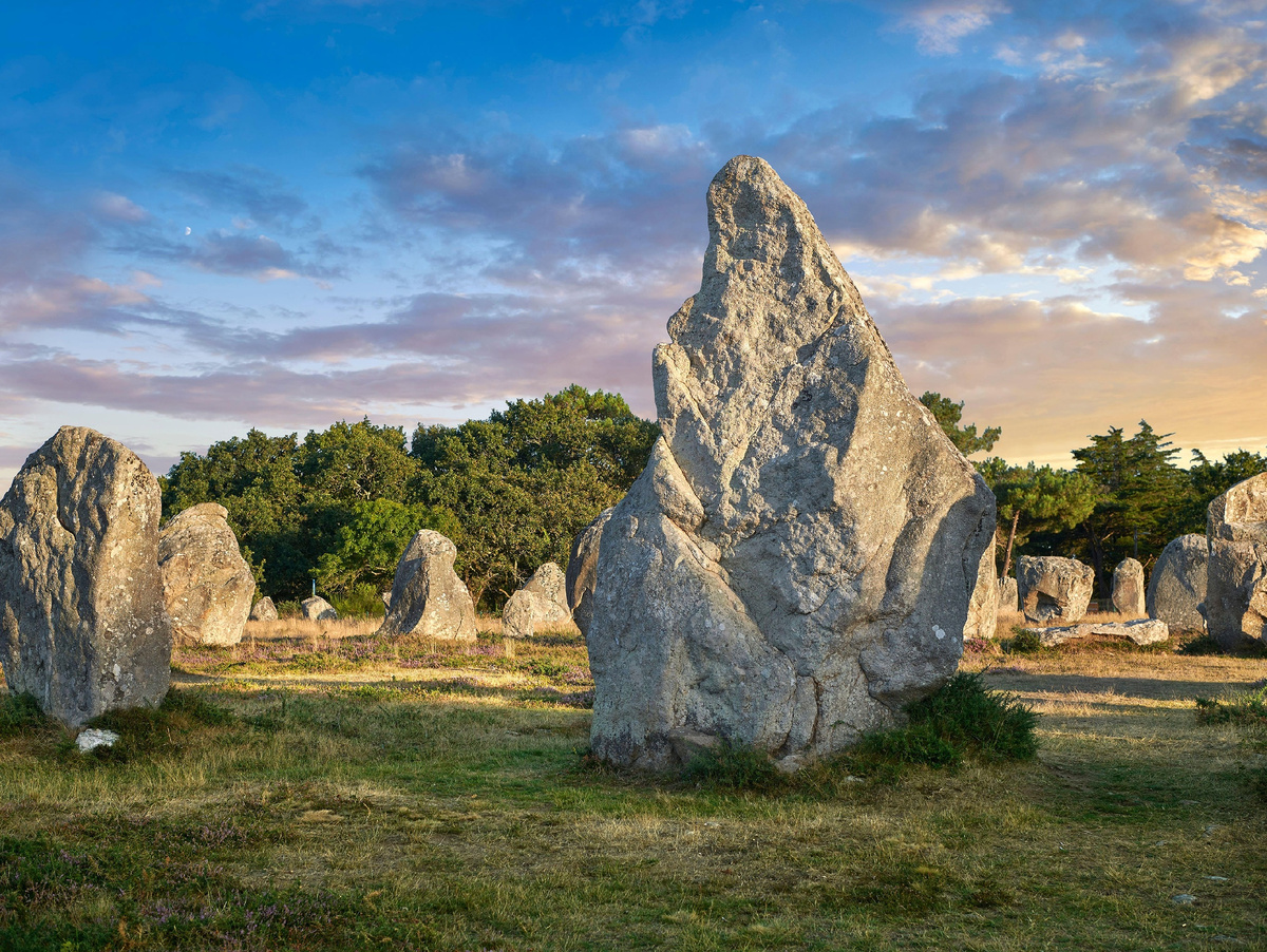 Карнак известен как место, где находится более 10 000 стоячих камней эпохи неолита, датируемых примерно 2100–1500 гг. до н. э., также известных как менгиры. Камни были высечены из местной породы и воздвигнуты докельтским населением Бретани. Никто точно не знает зачем; согласно одной из теорий, сменяющие друг друга поколения приходили сюда, чтобы установить камень в честь своих предков. Источник: National Geographic