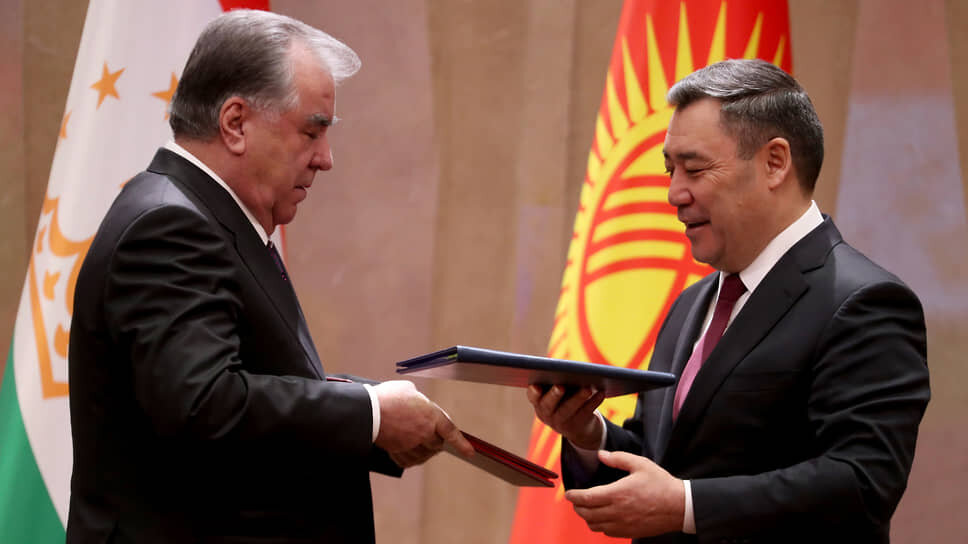 Президент Таджикистана Эмомали Рахмон (слева) и президент Киргизии Садыр Жапаров.📷Фото: EPA / IGOR KOVALENKO