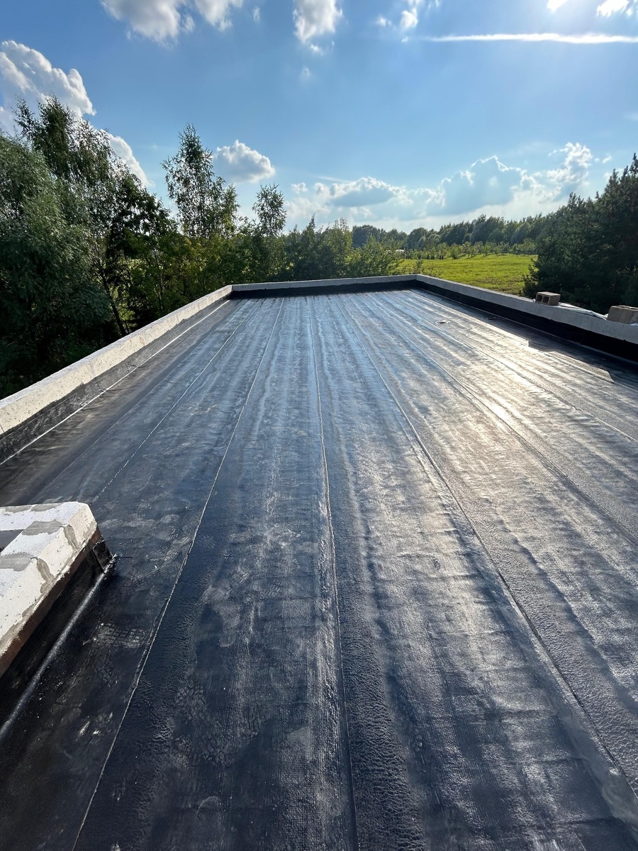 Устройство пароизоляционного слоя плоской кровли. Август 2024г. Работы выполнены компанией СитиКровля.