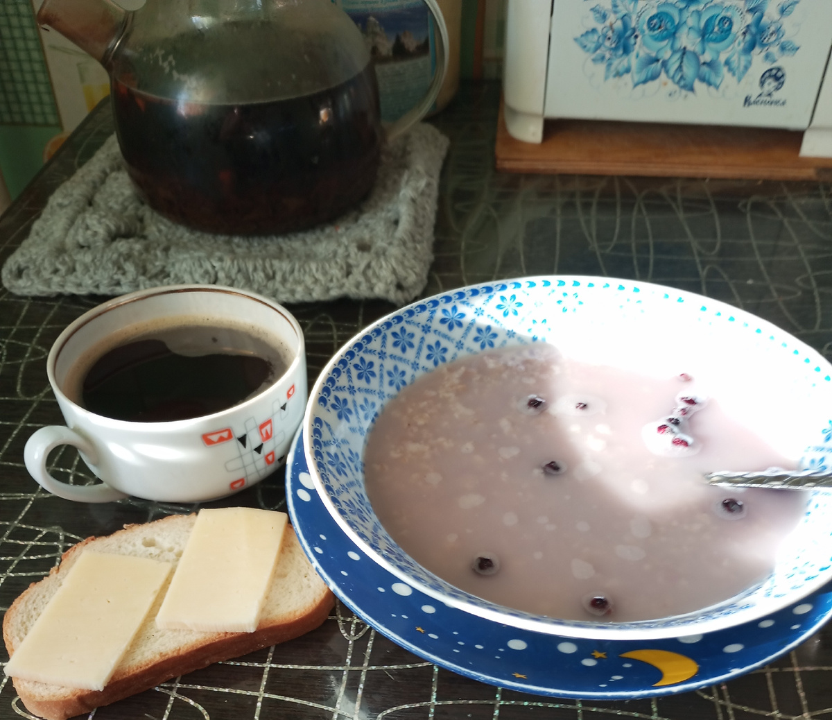 Каша овсяная, кофе, бутерброд с сыром. 