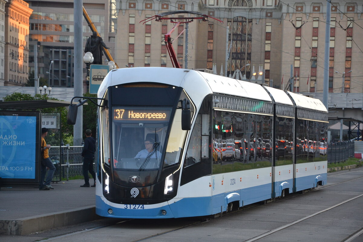 Наши дни. Комсомольская площадь («Площадь трёх вокзалов»). Фото: С. Адоевцев