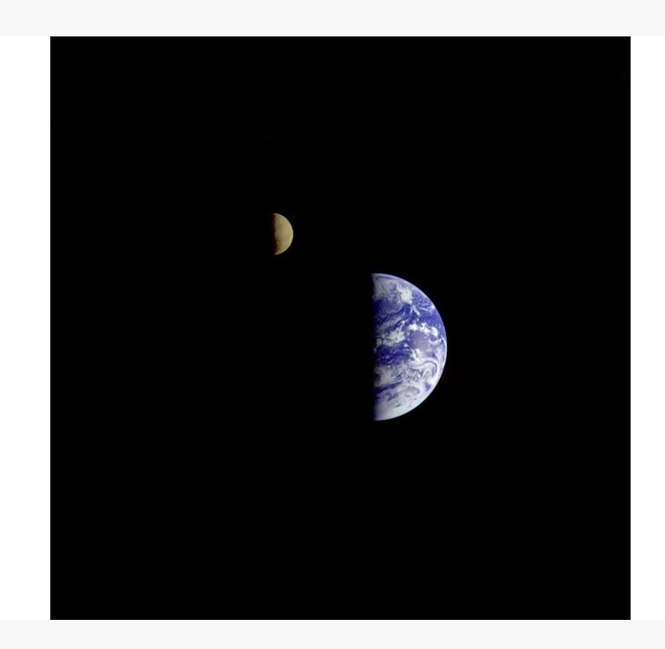 Наша луна уникальна в солнечной системе. Другие планеты использовали гравитацию для захвата своих спутников; наша образовалась, когда молодая Земля столкнулась с меньшей планетой, в конечном итоге создав систему Земля-Луна, запечатленную здесь, на этом снимке декабря 1990 года со спутника Галилео