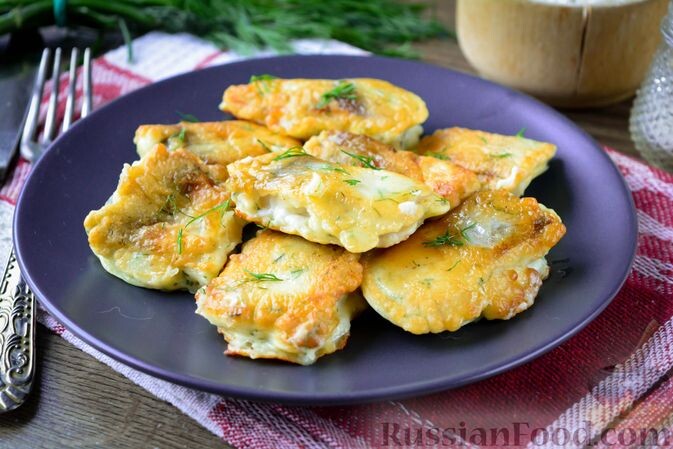 хек, сметана, яйца, мука, зелень укропа, масло растительное, соль, перец чёрный молотый