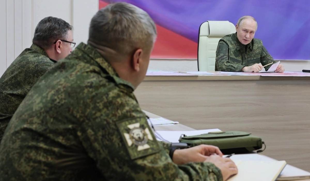     Владимир Путин на совещании с военными в Курской области / РИА Новости