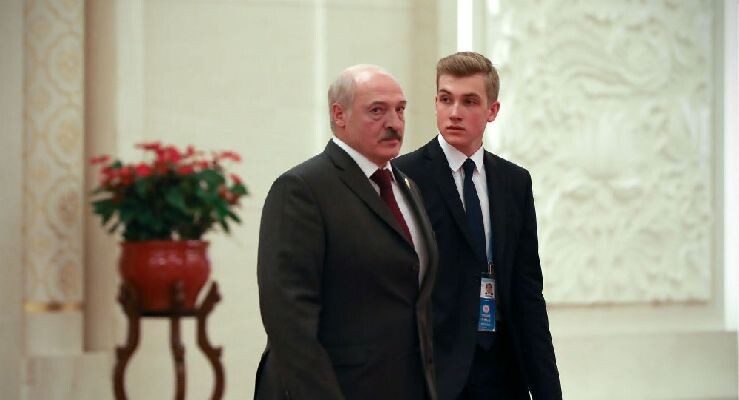 Настоящий принц: Николай Лукашенко прилетел в Москву вместе с отцом