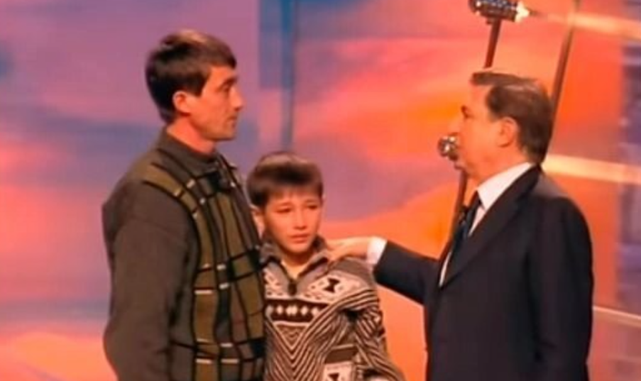 Встреча с Дамира с отцом. Кадр передачи «Жди меня»