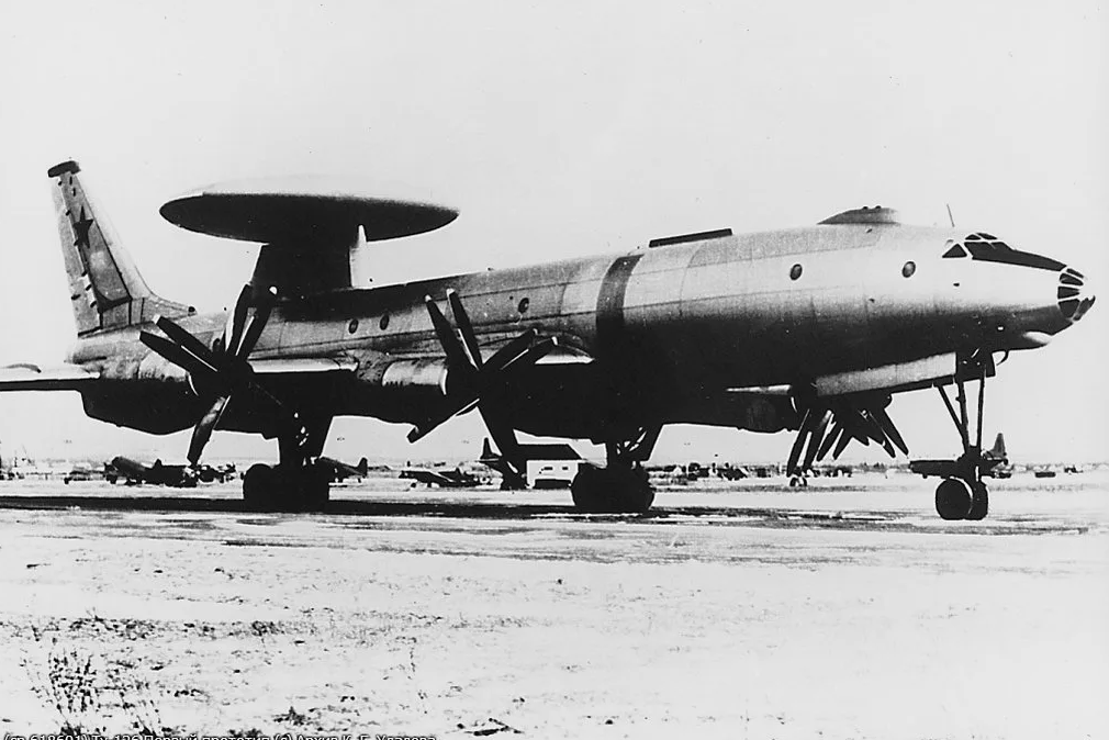 Ту-126 верой и правдой служил ВВС СССР более 20 лет, но к началу 80-х уже значительно отставал по возможностям от американских и европейских АВАКСов. Фото архив МО РФ