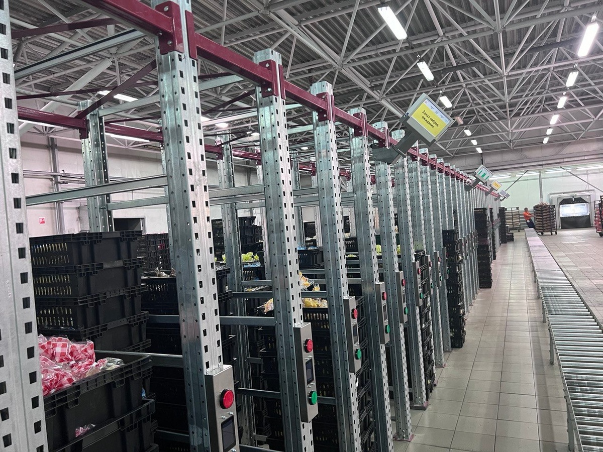 Гравитационные стеллажи, оборудованные системой PTL Take Yours