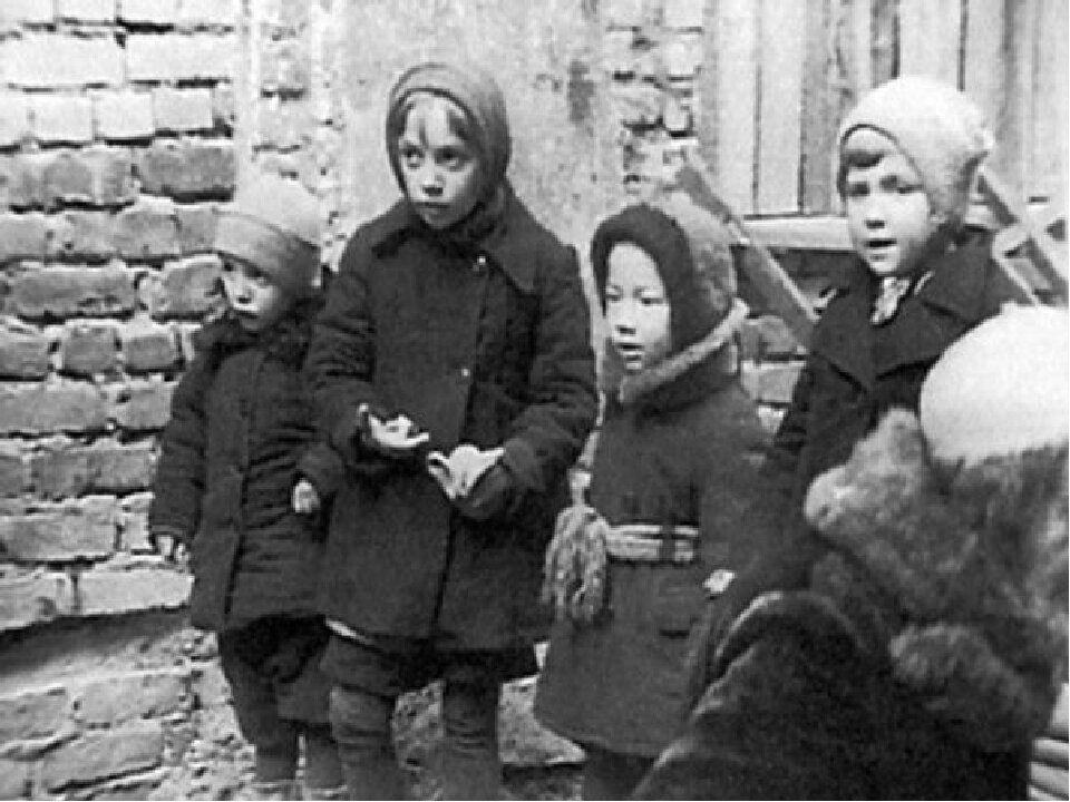 Голодные дети блокадного Ленинграда