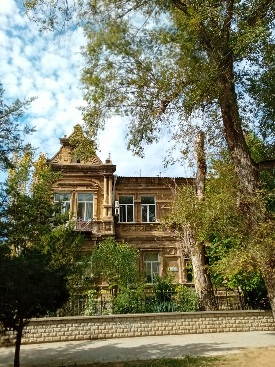 Авторское фото. Старинное здание царской постройки по ул.Дувановской.