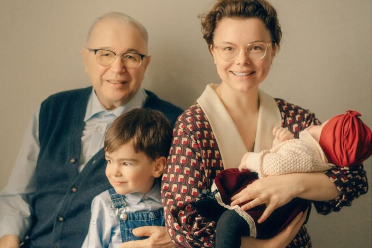    Евгений Петросян с пятой женой и детьми соцсети