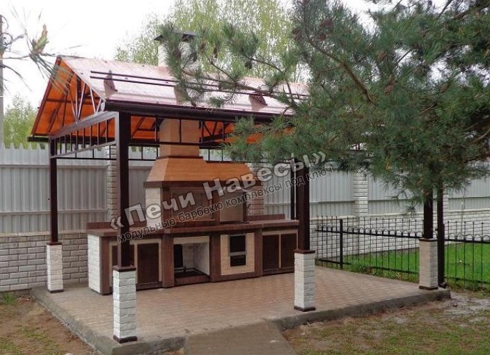 Небольшой модульный барбекю комплекс под навесом 