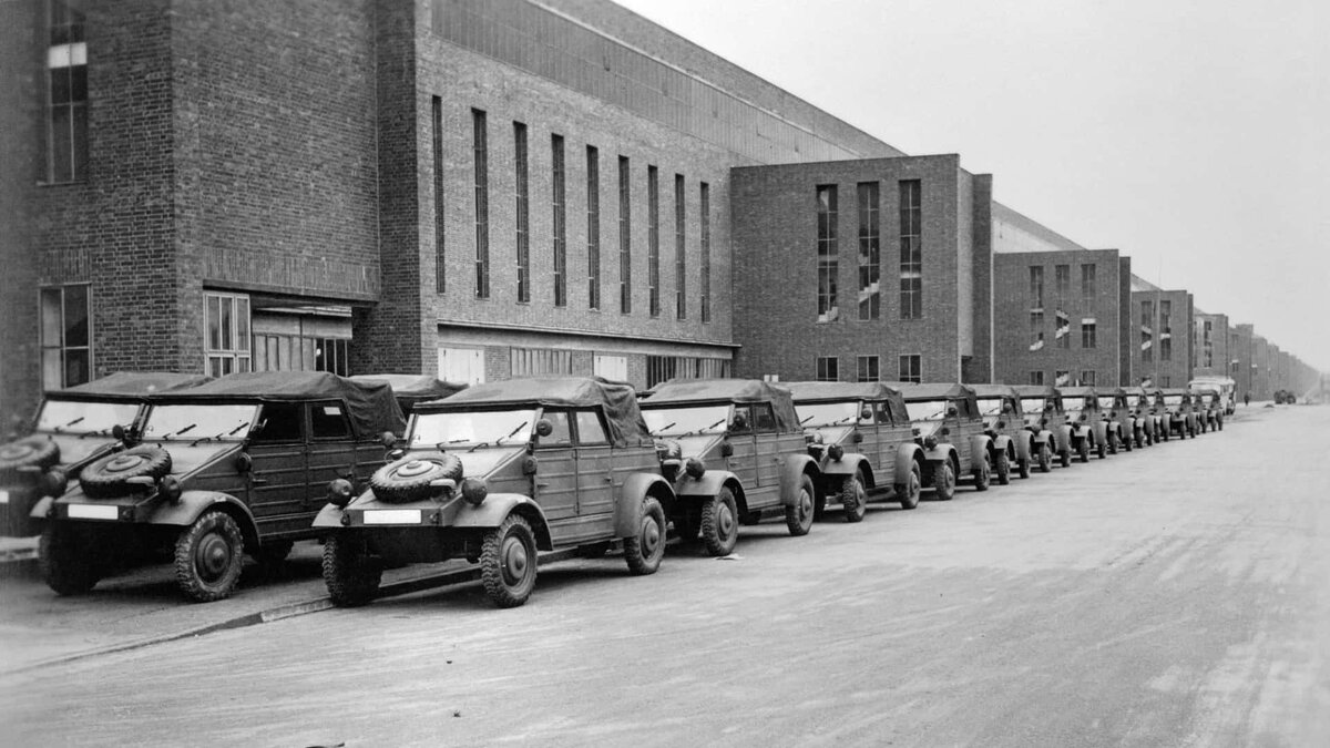 Перед заводом VW в Вольфсбурге в 1945 году скопилось немало Kübelwagen'ов
