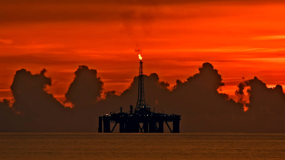 Нефтяная платформа на реке Сайгон, Вьетнам.📷Фото: Nick Ut / Getty Images