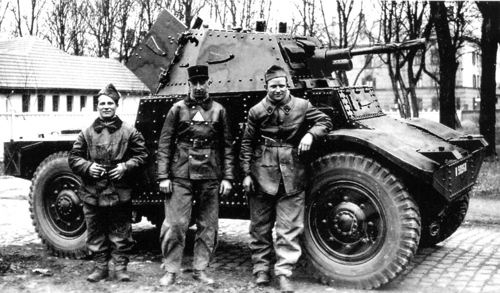 Серийный броневик имел более содидное вооружение в виде 25-мм пушки в двухместной башне.