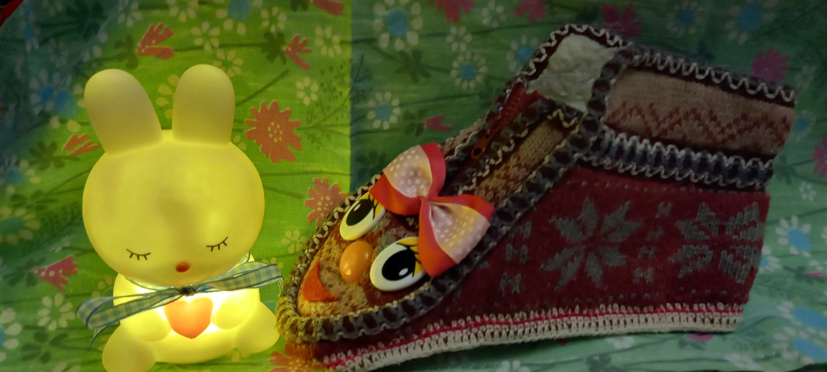 Светик помог Тапе найьи дорогу к дому. Теперь зайчонок - лучщий друг Тапы.