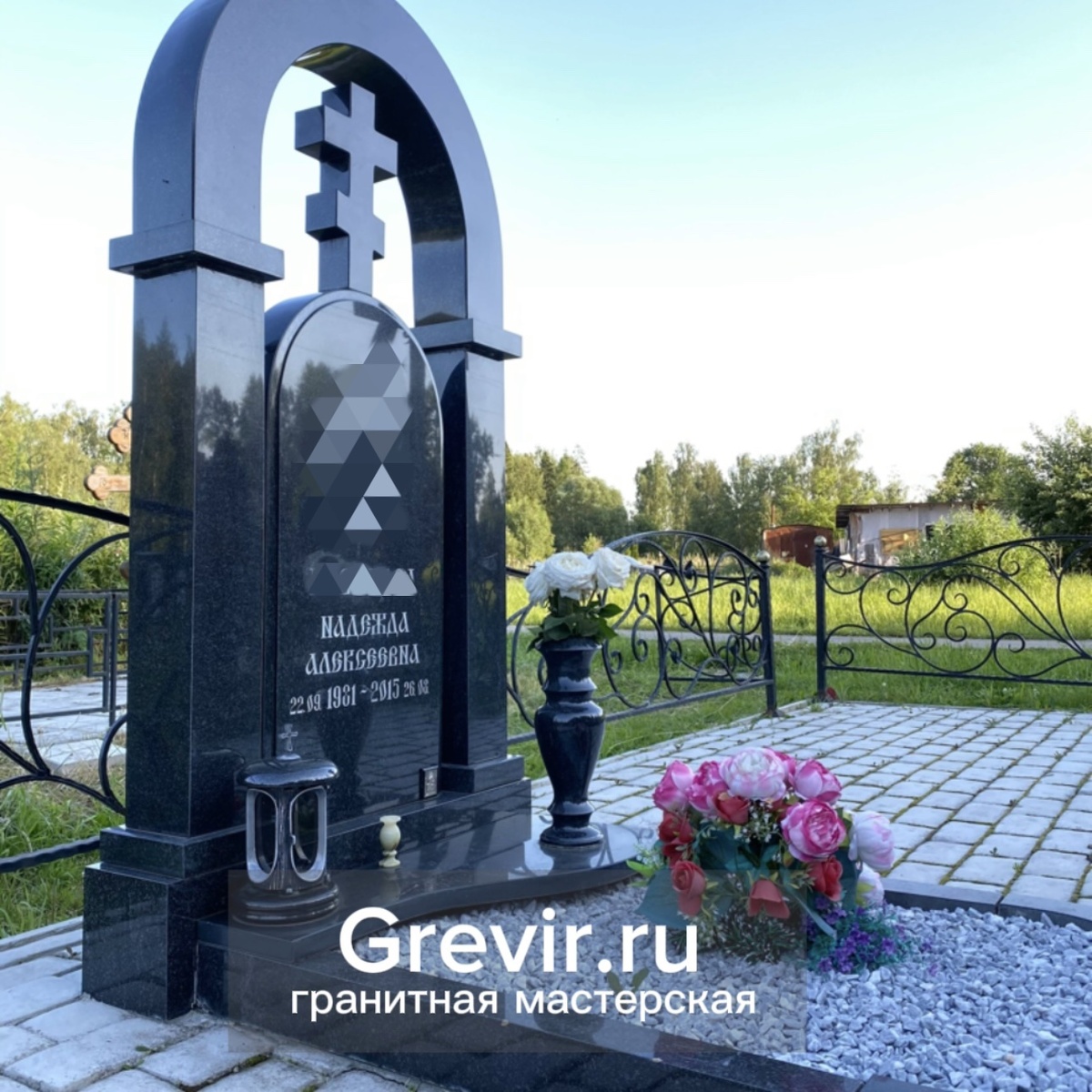 Памятник с высокой аркой из черного гранита