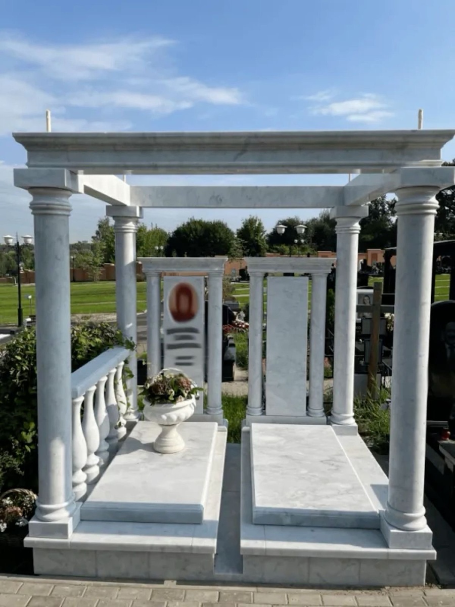 Комплекс из мрамора с колоннами