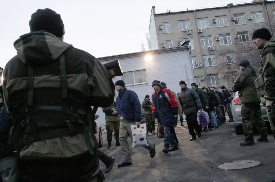 Украинские военнопленные незадолго до обмена пленными в Донецкой области © Александр Ермоченко/dpa
