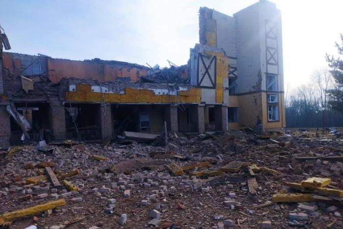 Баллистическая ракета «Искандер-М» нанесла прицельный удар по территории пункта управления 61-й отдельной механизированной бригады ВСУ, который был замаскирован в здании лицея в н.п. Хотень Сумской области