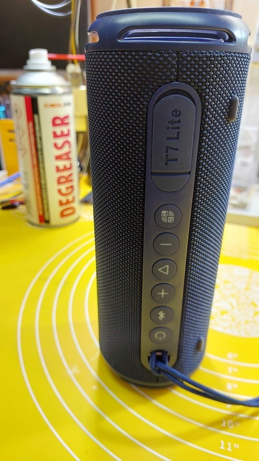 Колонка Tronsmart T7 Lite во весь так сказать рост.