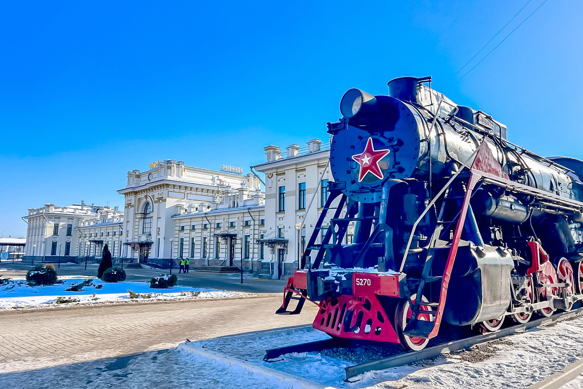 Железнодорожный вокзал Рыбинска и ретро-паровоз. Фото автора.