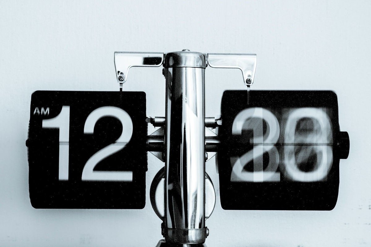     12-часовой формат времени: почему в США и других странах после часов и минут ставят AM или PM