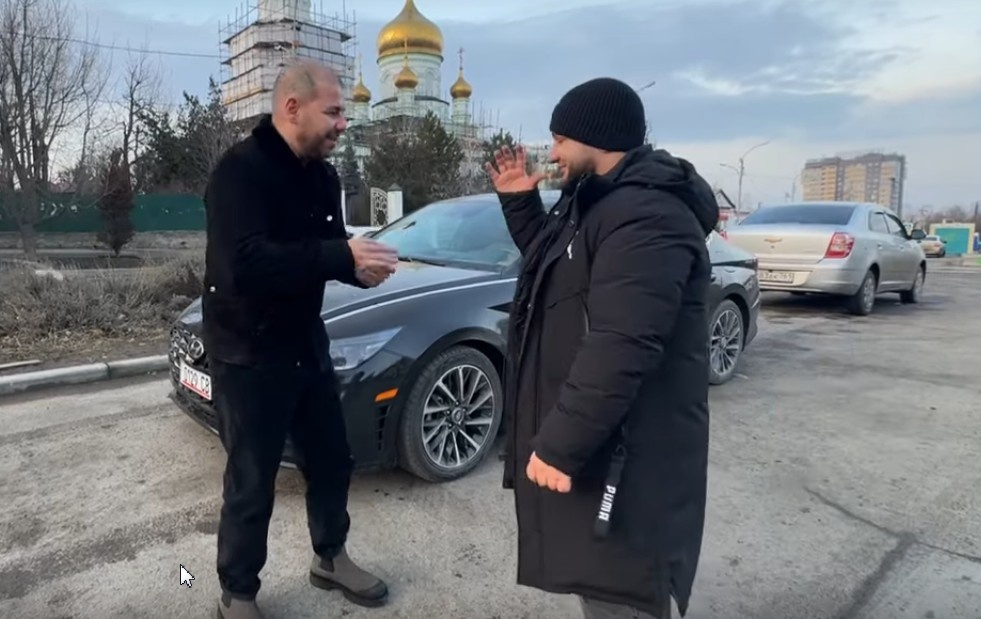 Гаспару вручают ключи от нового автомобиля