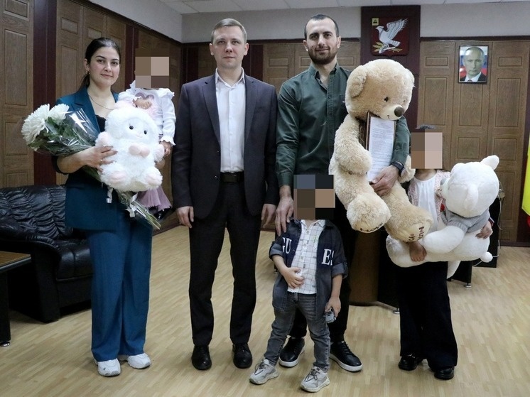 Счастливые обладатели жилищного сертификата и глава администрации Скопинского района Михаил Ромодин