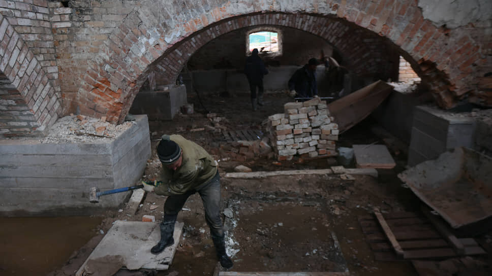 Рабочие во время реставрационных работ в здании бывшего дома купца Калинина.📷Фото: Марина Молдавская / Коммерсантъ