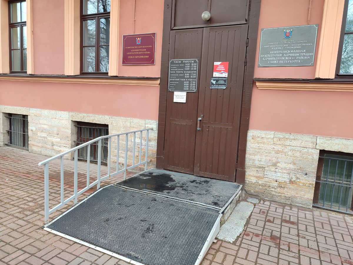 Кругозор Проектировщика: вход в здание у сквера на Верейской