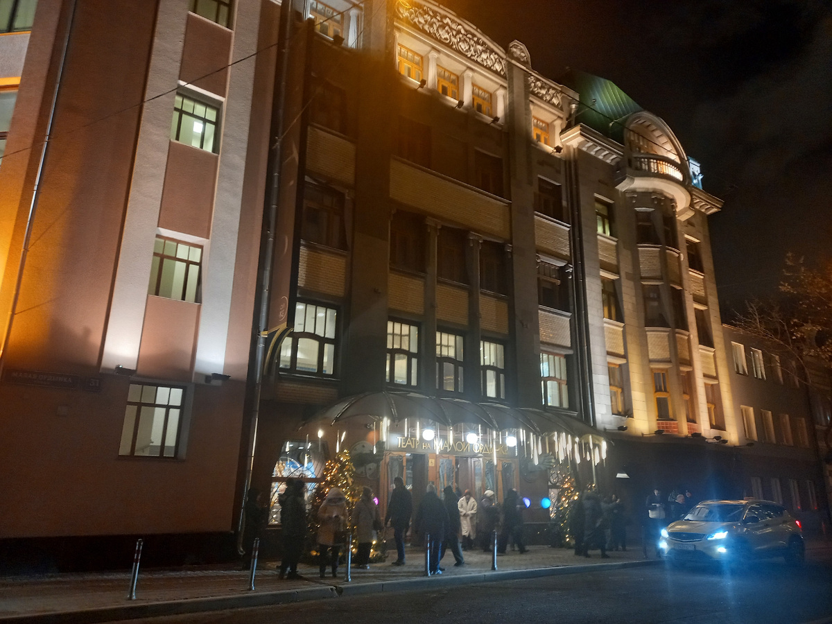 Здание театра. Фотографировали ещё в феврале, поэтому и новогодний антураж. Теперь ёлочек, конечно, уже нет