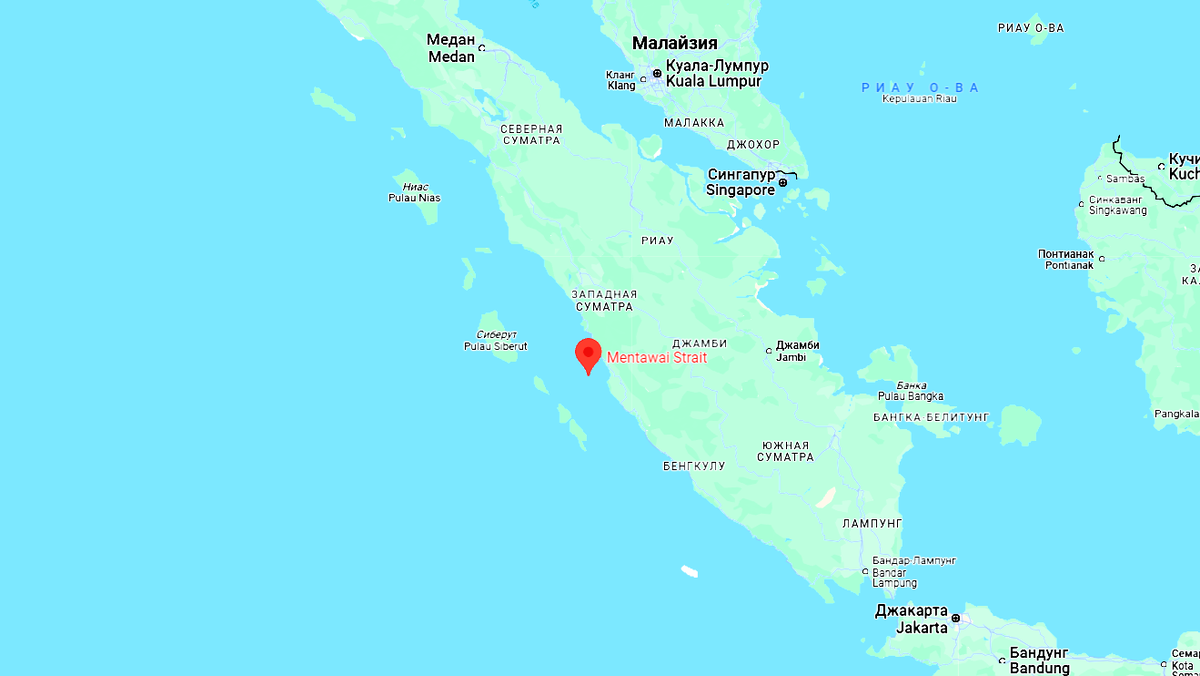 Пролив Ментавай, его длина около 450 км, а ширина варьируется от 100 до 150 км