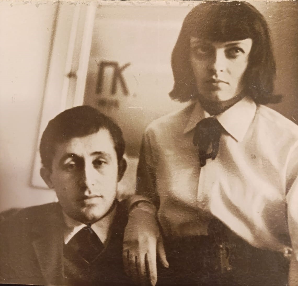 В институте, 1960-е. Очень серьезная я с однокурсником Борисом, нет, не тем, о котором пойдет речь.