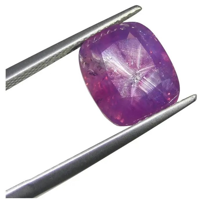 Сапфир розово-фиолетовый с эффектом trapiche, Пакистан, масса 5,96 ct, огранка кушон, размер 11,27*9,51*5,97 мм, стоимость 24000 долларов США.
