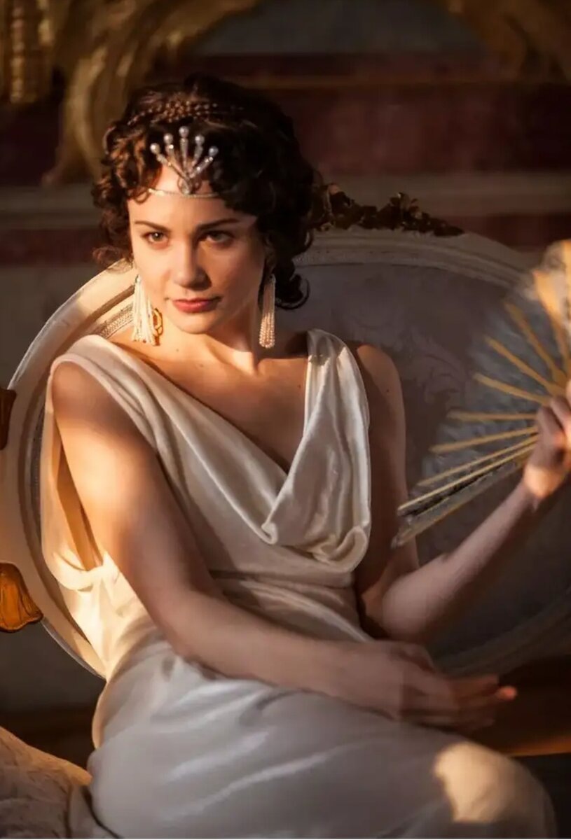 Фото 2 - грудастая блондинка Элен по описанию Толстого