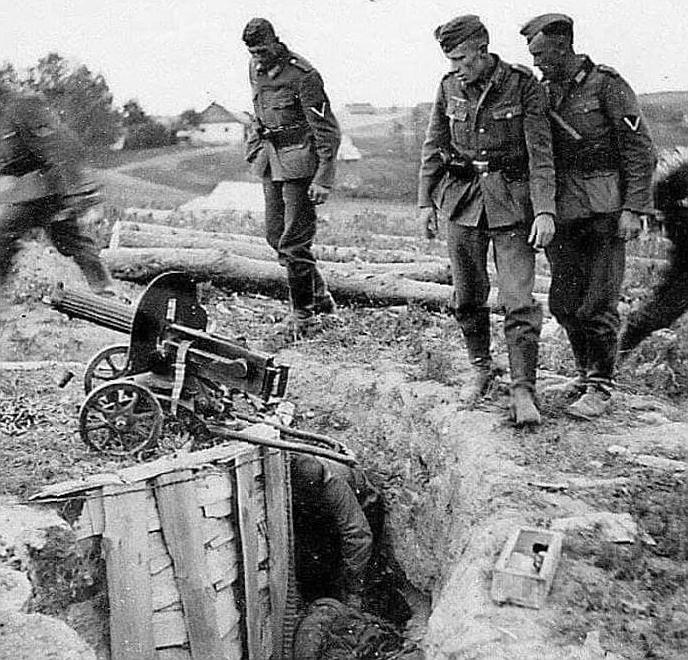 Немецкие солдаты рядом с погибшим расчётом станкового пулемёта "Максим".Рядом с пулемётом куча настрелянных гильз и пустая лента. Мужики стояли до последнего.