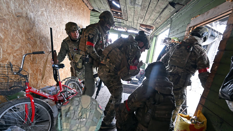 Военнослужащие ВС РФ укрываются от обстрела кассетными зарядами ВСУ в деревне Казачья Локня.📷Фото: Анатолий Жданов / Коммерсантъ