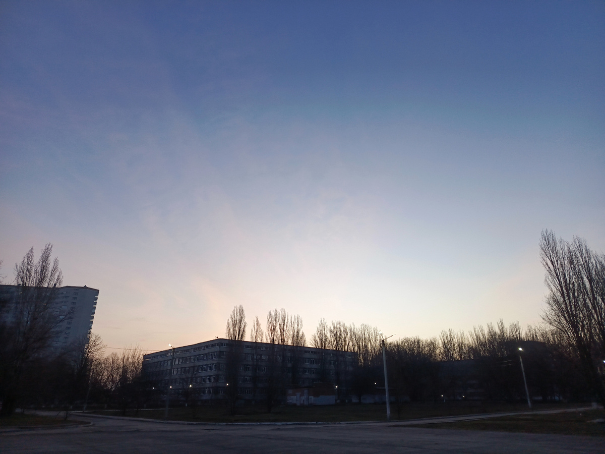 Корпуса университета на фоне утреннего неба