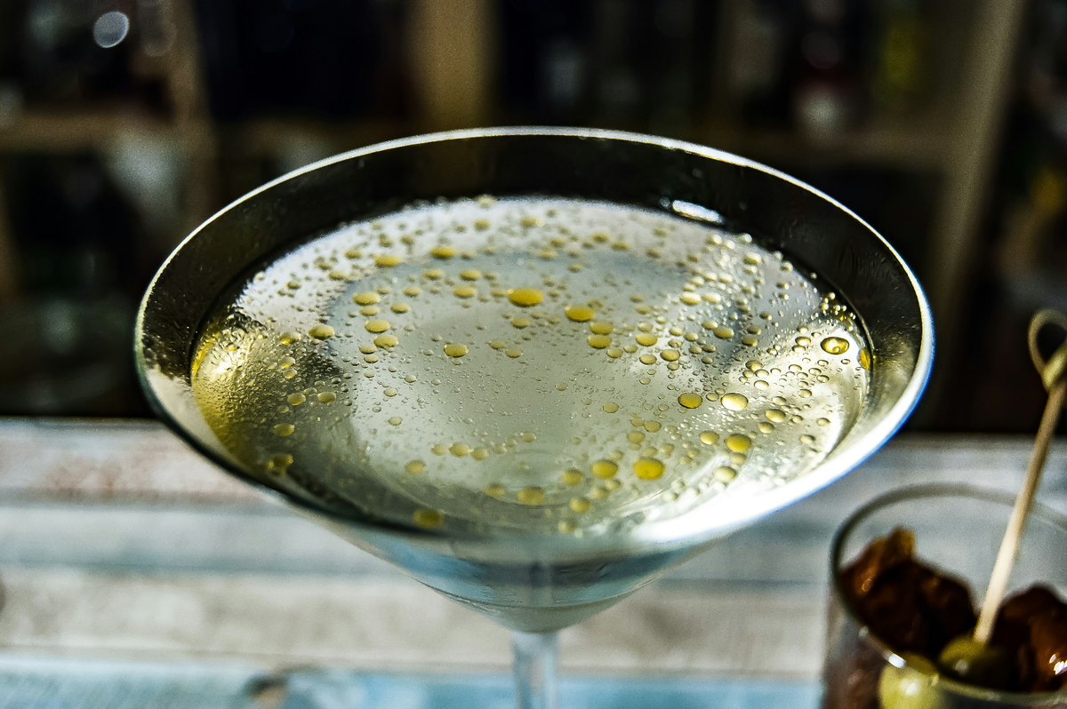 Грязный Мартини — ещё одна разновидность знаменитого коктейля, в который добавляется маринад из консервированных оливок