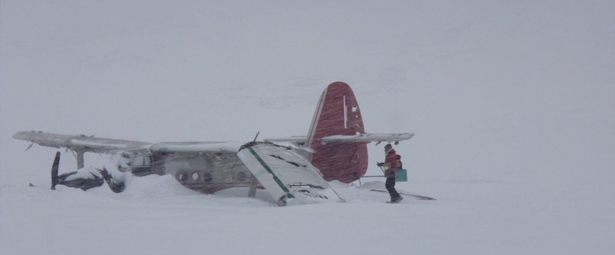 Кадр из фильма "Затерянные во льдах" 2018 г. реж. Джо Пенна