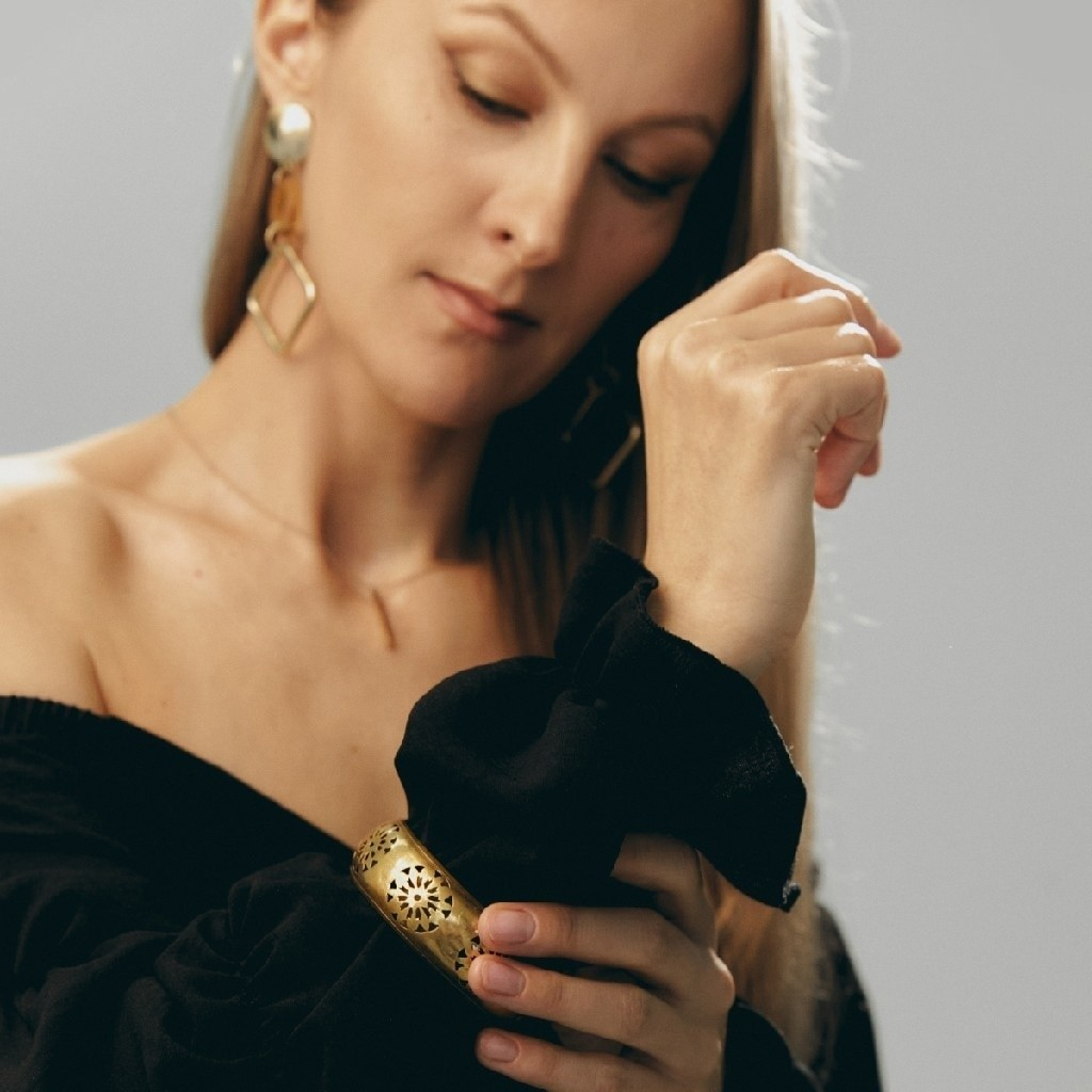 «Любовь так и льётся в тебе,                                                                                                         
Каждый раз новым цветом.                                                                    
Ты идёшь в пустоте,                                                                                                                                    А в тебе расцветает любовь.                                                                                                              Проявляясь бессмертием жизни.                                                                                                  
Источая тот аромат,                                                                                                                       
Который всегда был твоим.                                                                                                     
Изначально позвав в этот мир»                                                                                                     
                    Любовь Бондаренко