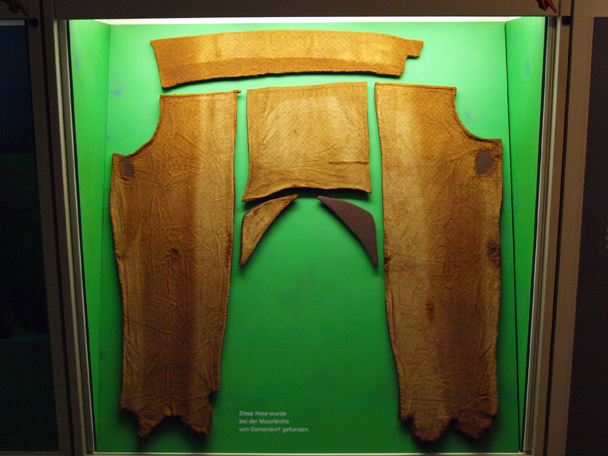 Части штанов Человека из Дамендорфа.