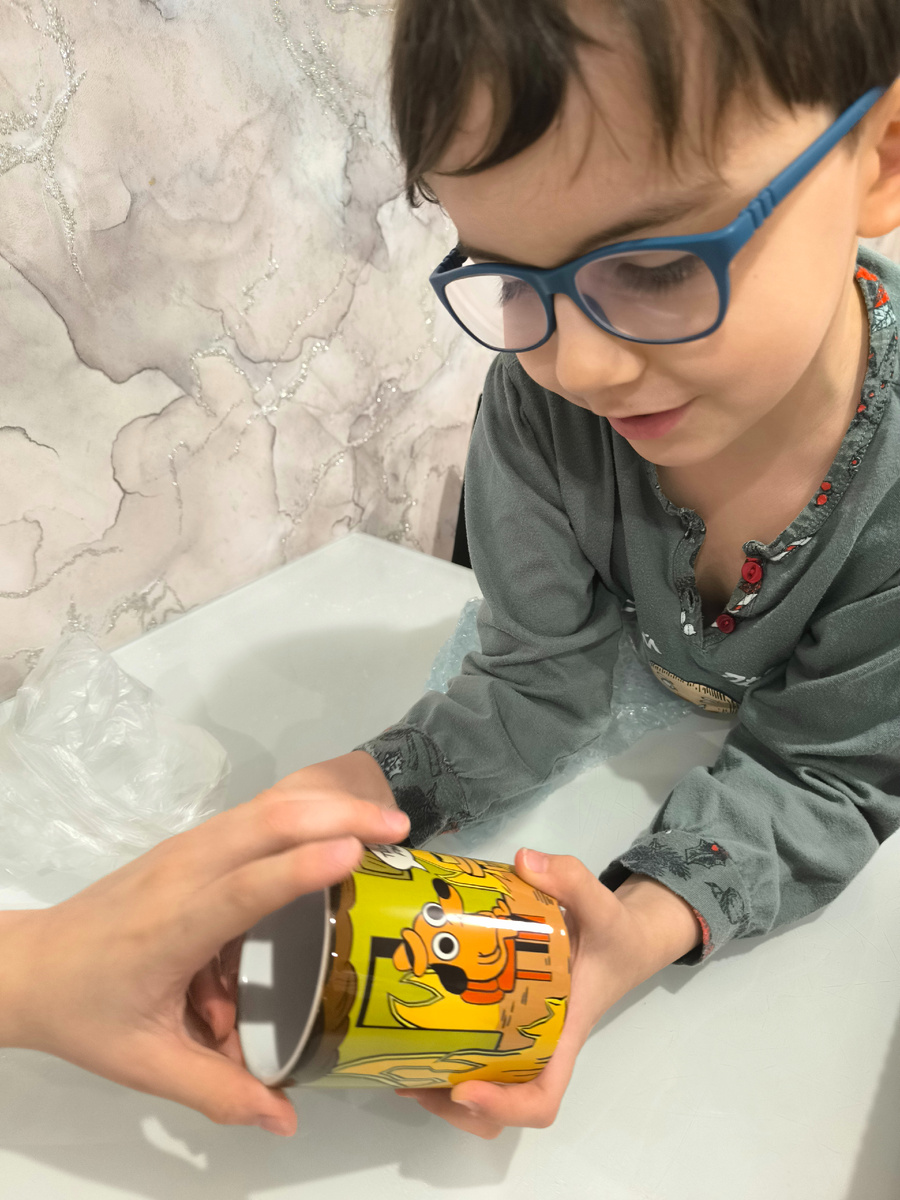 Один из Костиных подарков - кружка с мемом.