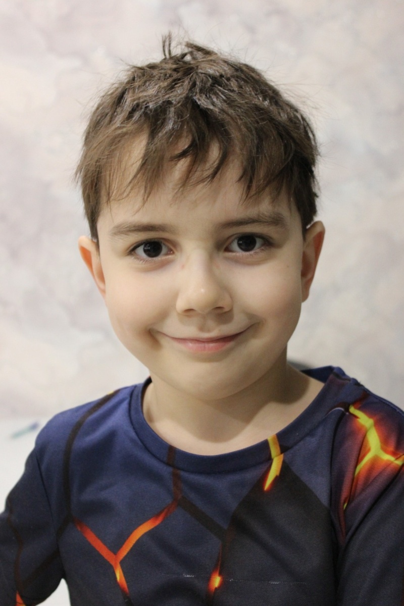 Человек без очков выглядит как будто старше, чем с очками.